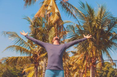 Zevk tropikal iklim geniş açık kollu adam.