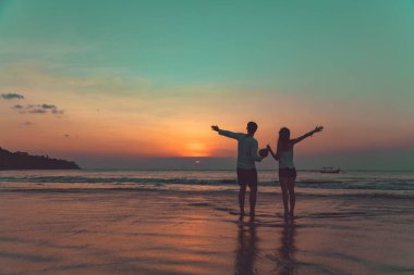 Okyanus Bali, Endonezya gün batımını izlerken cocnut suyu içme çift.