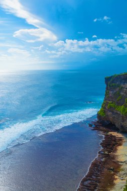 Okyanus tropikal sahne Uluwatu Tapınağı, Bali, Endonezya.
