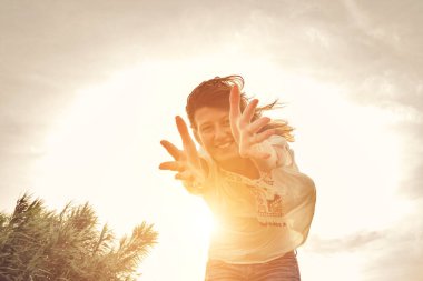 Açık havada poz ve kameraya bakarak sevimli kadın.