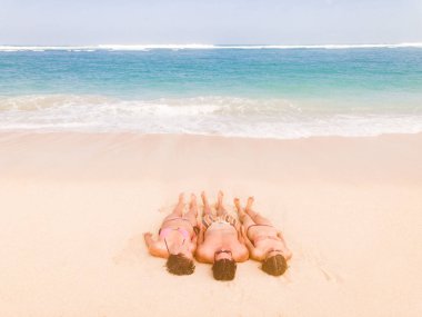 Kumlu bir tropikal okyanusta zevk arkadaş / deniz plaj.