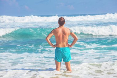 Adam bir tropikal okyanus plaj keyfi.