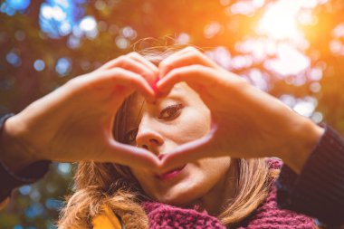 Kız kalp - doğada aşk için şekil sembolü yapma.