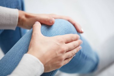 Bacak fiziksel yaralanma / diz / ortak - acı kısmı vücut tutan kadın.