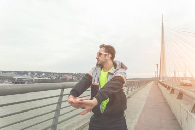 Kentsel jogger nehrin üzerinde bir köprü germe.