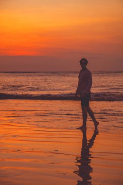 Adam'nde günbatımı okyanus plaj keyfi / gündoğumu kez.