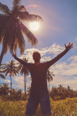 Zevk tropikal iklim geniş açık kollu adam.