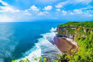 Okyanus tropikal sahne Uluwatu Tapınağı, Bali, Endonezya.