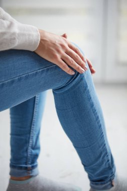 Bacak fiziksel yaralanma / diz / ortak - acı kısmı vücut tutan kadın.