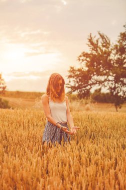 Altın bir buğday - yaz alanında zevk kız.
