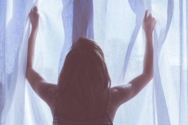 Odaya uyanma sırasında bir kız silüeti.