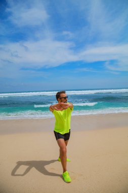 Boş okyanus plaj germe sporcu.