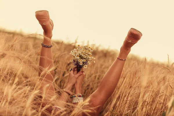 Девушка Цветами Лежа Пшеничном Поле — стоковое фото