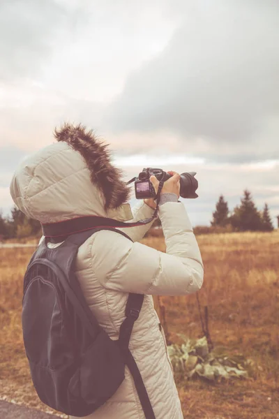 Dağda Dijital Slr Kullanan Kadın Banliyösü Çevresi — Stok fotoğraf