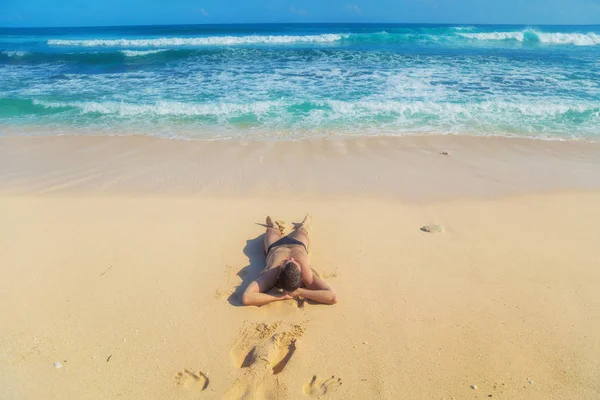 Hombre Acostado Disfrutando Una Playa Tropical Arena —  Fotos de Stock