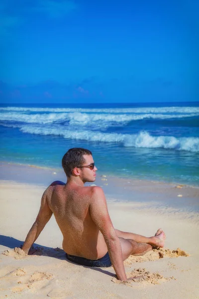 男は横になっていると 熱帯の砂浜で楽しむ — ストック写真