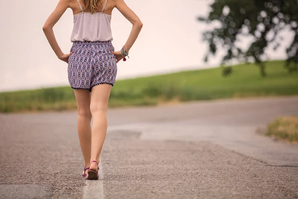 Ragazza Che Cammina Una Strada Periferica Vuota — Foto Stock