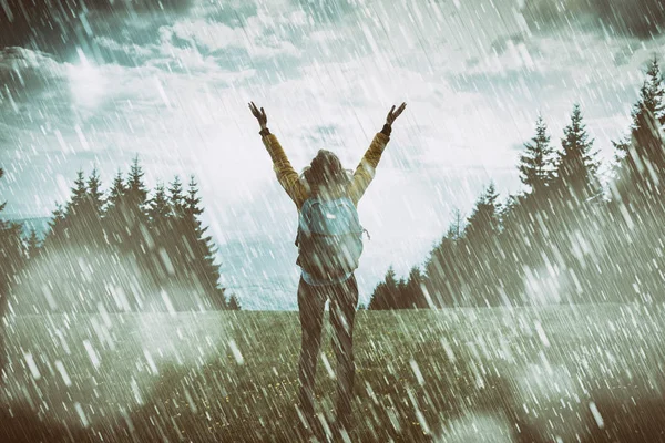 Κορίτσι Προσεύχεται Για Καλές Καιρικές Συνθήκες Μια Βροχερή Μέρα — Φωτογραφία Αρχείου