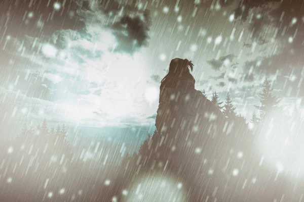 一个女人在寒冷的雨天的剪影 — 图库照片