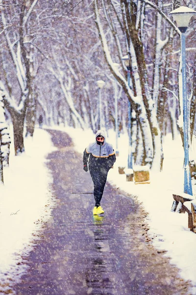 Ember Jogging Havas Park Hideg Időjárás — Stock Fotó