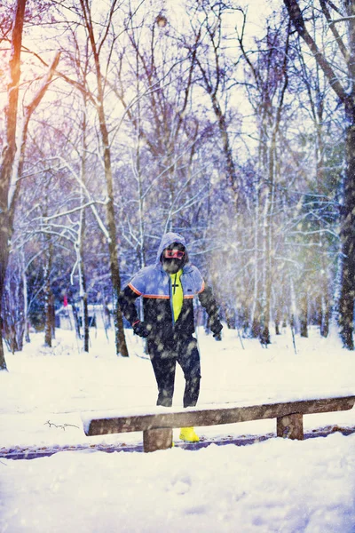 Άνθρωπος Τρέξιμο Και Άλμα Πάνω Από Τον Πάγκο Στο Χιονισμένο — Φωτογραφία Αρχείου