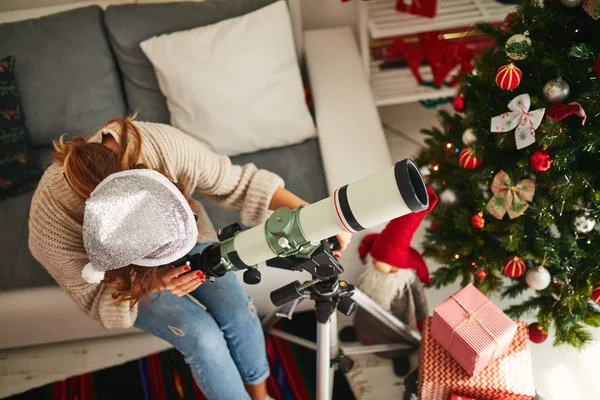 Weihnachts Neujahrsfreude Mit Astronomie Teleskop Und Niedlichem Mädchen — Stockfoto