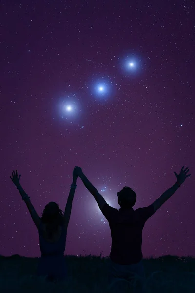 Fiatal Pár Élvezi Tejút Csillagok Alatt Csillagászat Munkám — Stock Fotó
