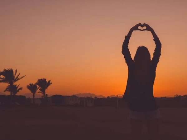 Girl Holding Heart Shape Sunset Sunrise Time — Stock Photo, Image