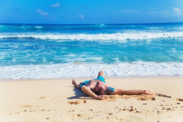 Hombre Acostado Disfrutando Una Playa Tropical Arena — Foto de Stock