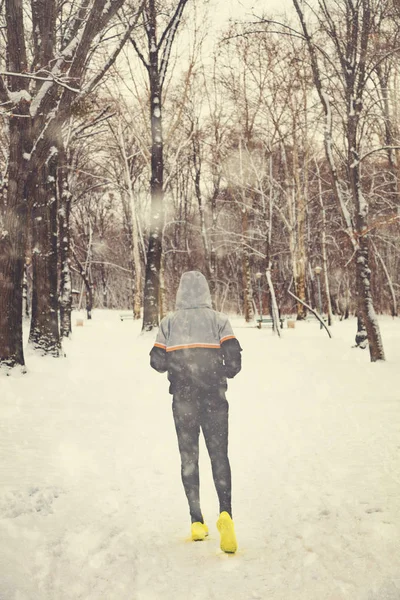 在雪园慢跑的人和寒冷的天气 — 图库照片