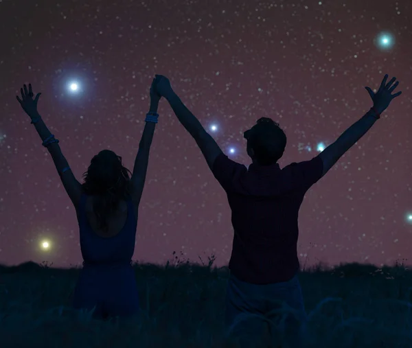 Pareja Joven Disfrutando Bajo Las Estrellas Vía Láctea Desenfocadas Trabajo —  Fotos de Stock