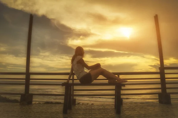 Silhoutte Une Fille Assise Sur Banc Regardant Paysage Océan Mer — Photo