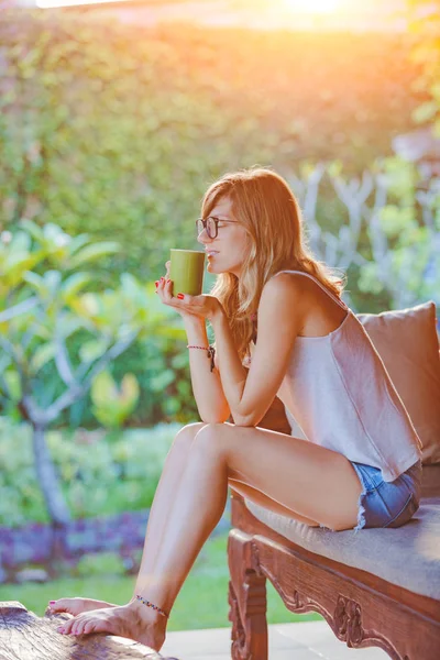 Flicka Njuter Morgon Kaffe Trädgården Soffan — Stockfoto