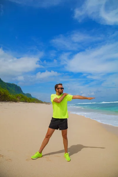 Deportista Estirándose Playa Vacía Del Océano —  Fotos de Stock