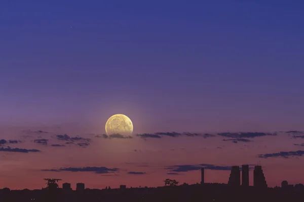 Pleine Lune Levant Silhouette Panoramique Ville — Photo