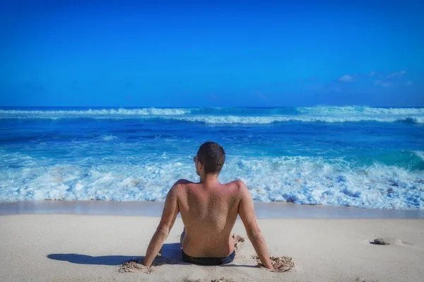Hombre Acostado Disfrutando Una Playa Tropical Arena —  Fotos de Stock