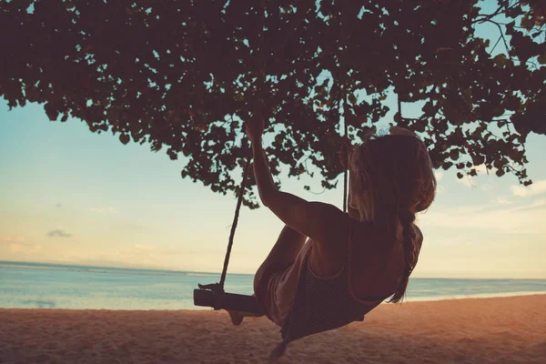 Chica Joven Balanceándose Una Playa Tropical Arena — Foto de Stock