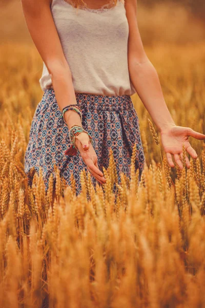 Дівчина Насолоджується Золотистою Пшеницею Поле Влітку — стокове фото