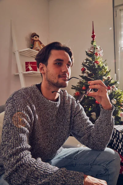 ソファと Waiitng クリスマスに一人で座っている男 大晦日 — ストック写真