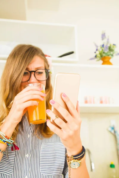 Schattig Meisje Drinken Verse Jus Orange Met Behulp Van Mobiele — Stockfoto