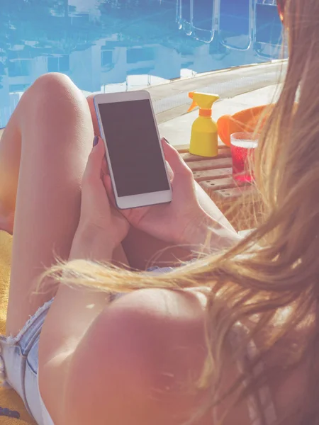 Meisje Met Behulp Van Mobiele Telefoon Buurt Van Het Zwembad — Stockfoto