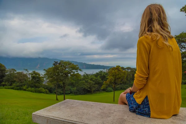 Ragazza Solitaria Seduta Una Panchina Guardando Paesaggio Naturale — Foto Stock