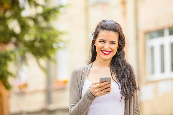 Linda Mujer Joven Utilizando Teléfono Celular Entorno Urbano — Foto de Stock