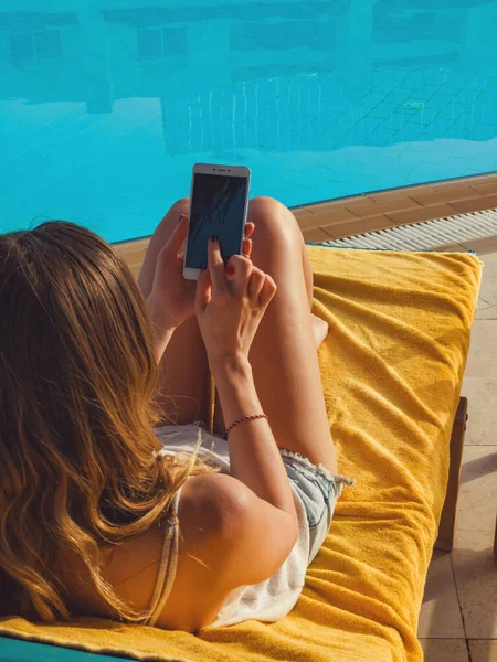 Meisje Met Behulp Van Mobiele Telefoon Buurt Van Het Zwembad — Stockfoto