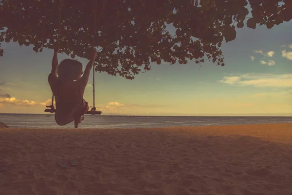 Chica Joven Balanceándose Una Playa Tropical Arena — Foto de Stock