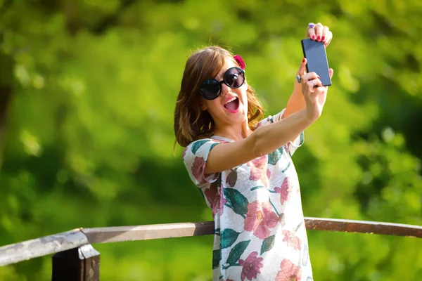 Ragazza Allegra Utilizzando Cellulare Una Bella Giornata Estiva — Foto Stock