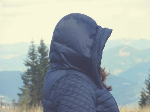 妇女在一个冷的山顶与风景在背景 — 图库照片