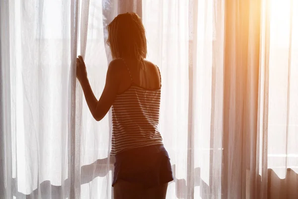 Silhouette Une Fille Réveillant Dans Chambre — Photo