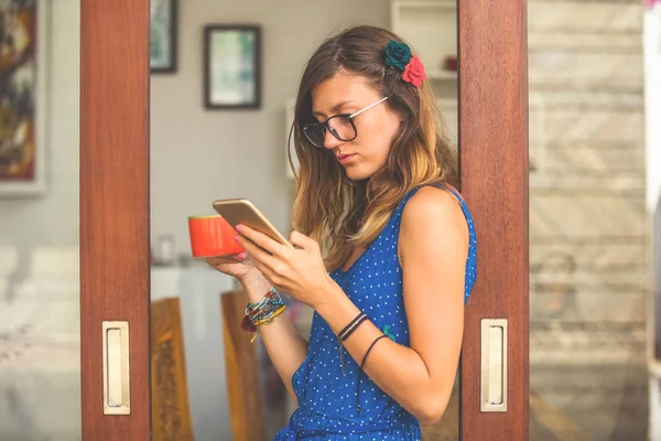 Жінка Використовує Мобільний Телефон Каву Всередині Квартири Вікно Скло Відображення — стокове фото