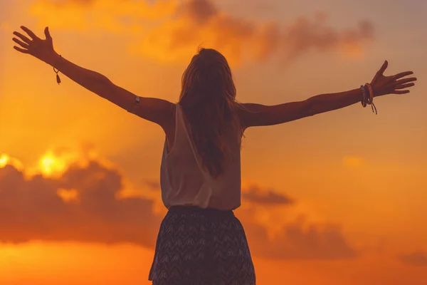 Girl Arms Wide Open Enjoying Sea Ocean Scenery Sunset — Φωτογραφία Αρχείου